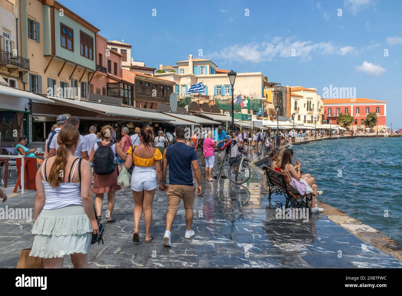 Touristen am Hafen, Chania, Kreta, Griechenland Stockfoto
