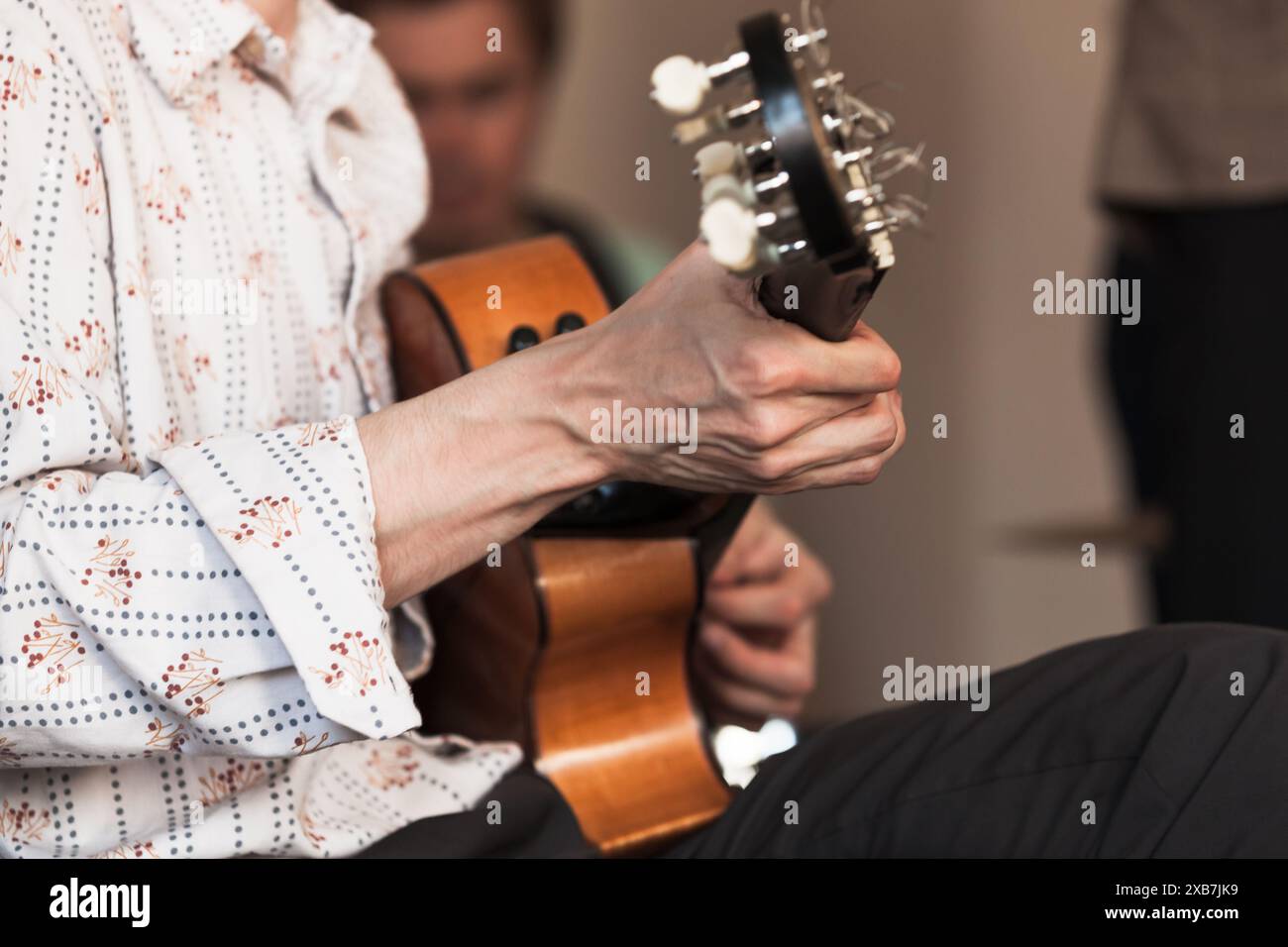 Acoustic Guitar Player, Nahaufnahme mit selektiven Fokus auf Händen Stockfoto