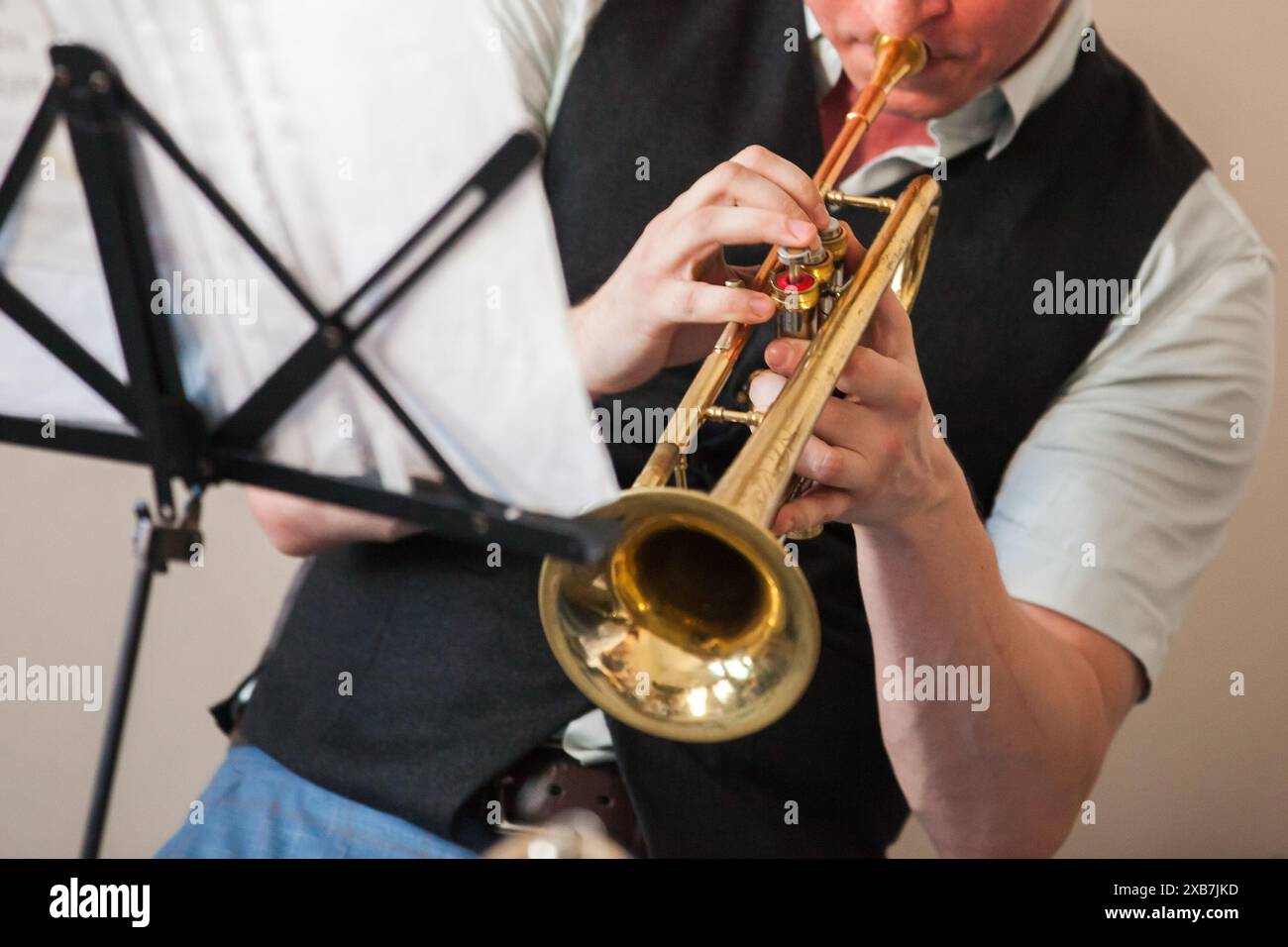 Trompetenspieler. Ein Blasinstrument, das häufig in klassischen und Jazz-Ensembles verwendet wird, Nahaufnahme mit selektivem Fokus Stockfoto