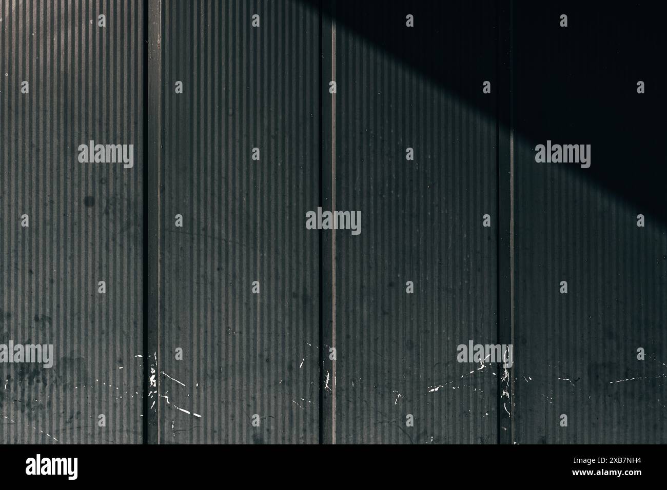 Abgenutzte Metallfassade eines alten Industriegebäudes als Hintergrund Stockfoto