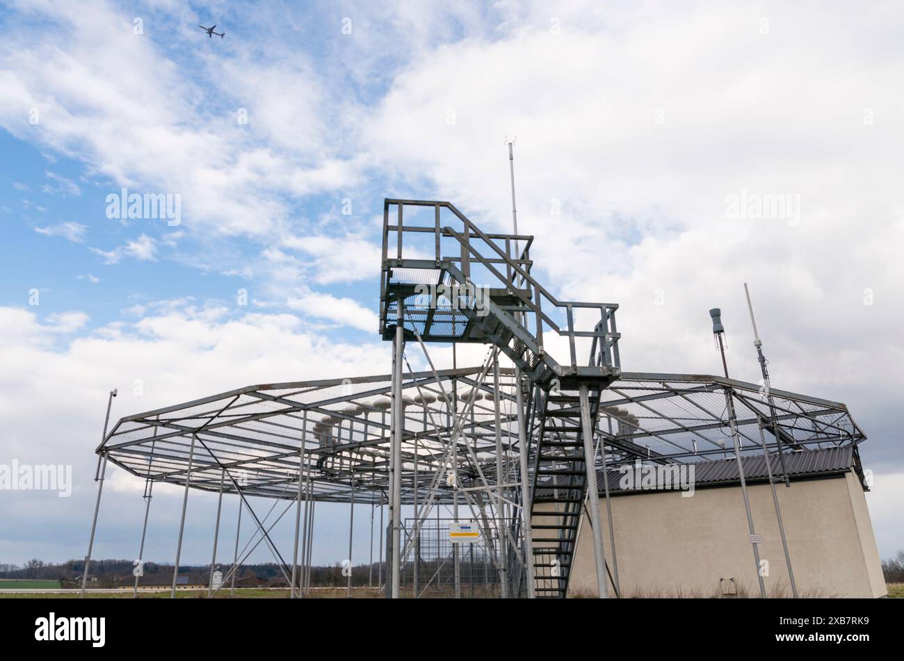 Ein Gebäude mit verschiedenen Gerüsttypen und einem Turm Stockfoto