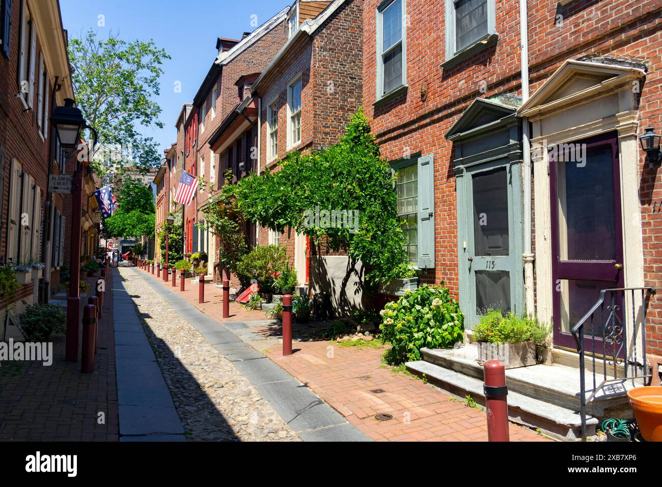 Farbenfrohe Häuser an der Elfreth's Alley in der Altstadt von Philadelpia. Pennsylvenia, USA. Elfreth's Alley ist eine der ältesten durchgehend bewohnten Wohnhäuser Stockfoto