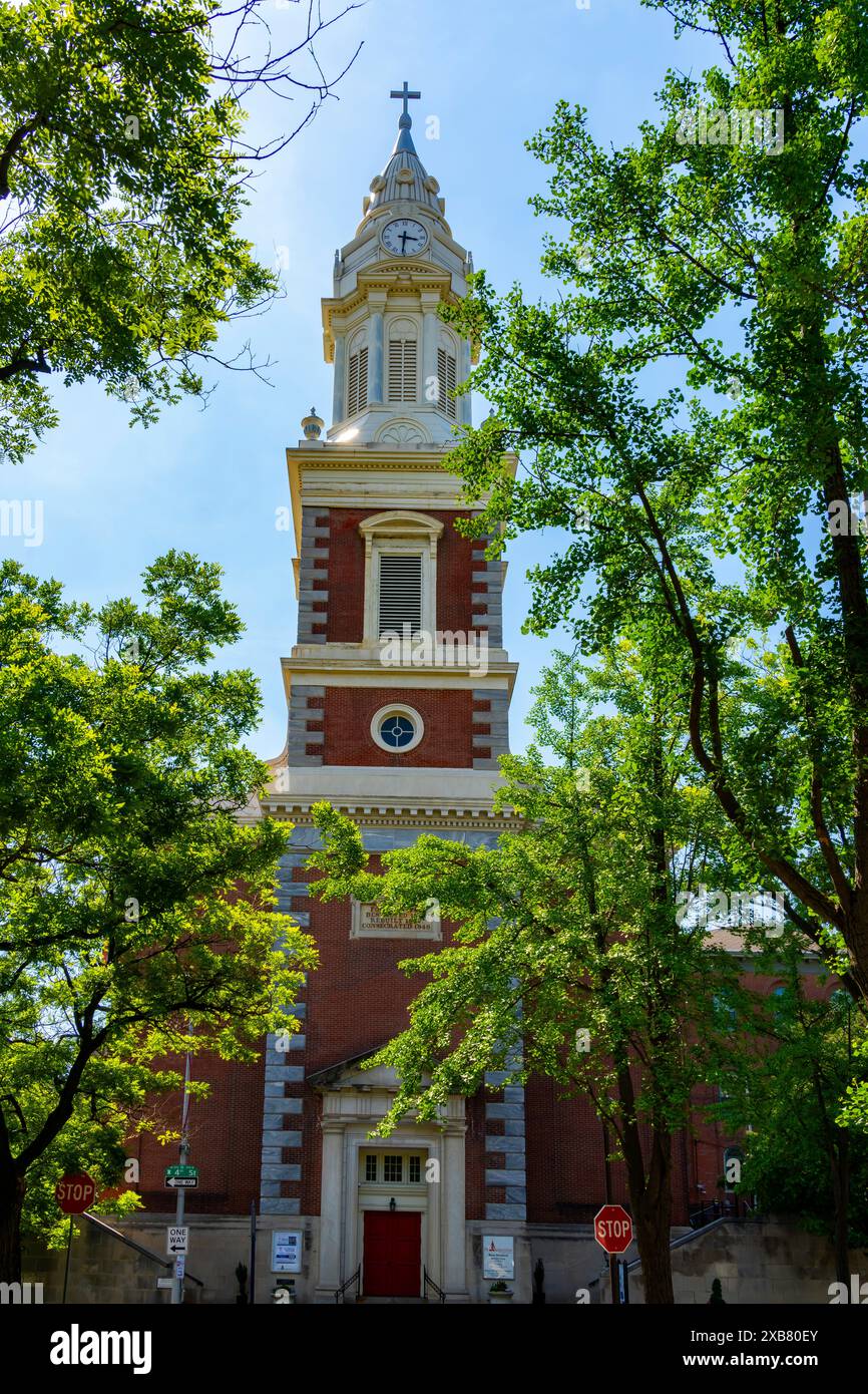 Westfassade der römisch-katholischen Kirche St. Augustinus. Philadelphia, Pennsylvenia, USA. Die ursprüngliche Kirche wurde am 8. Mai 1844 während der niedergebrannt Stockfoto