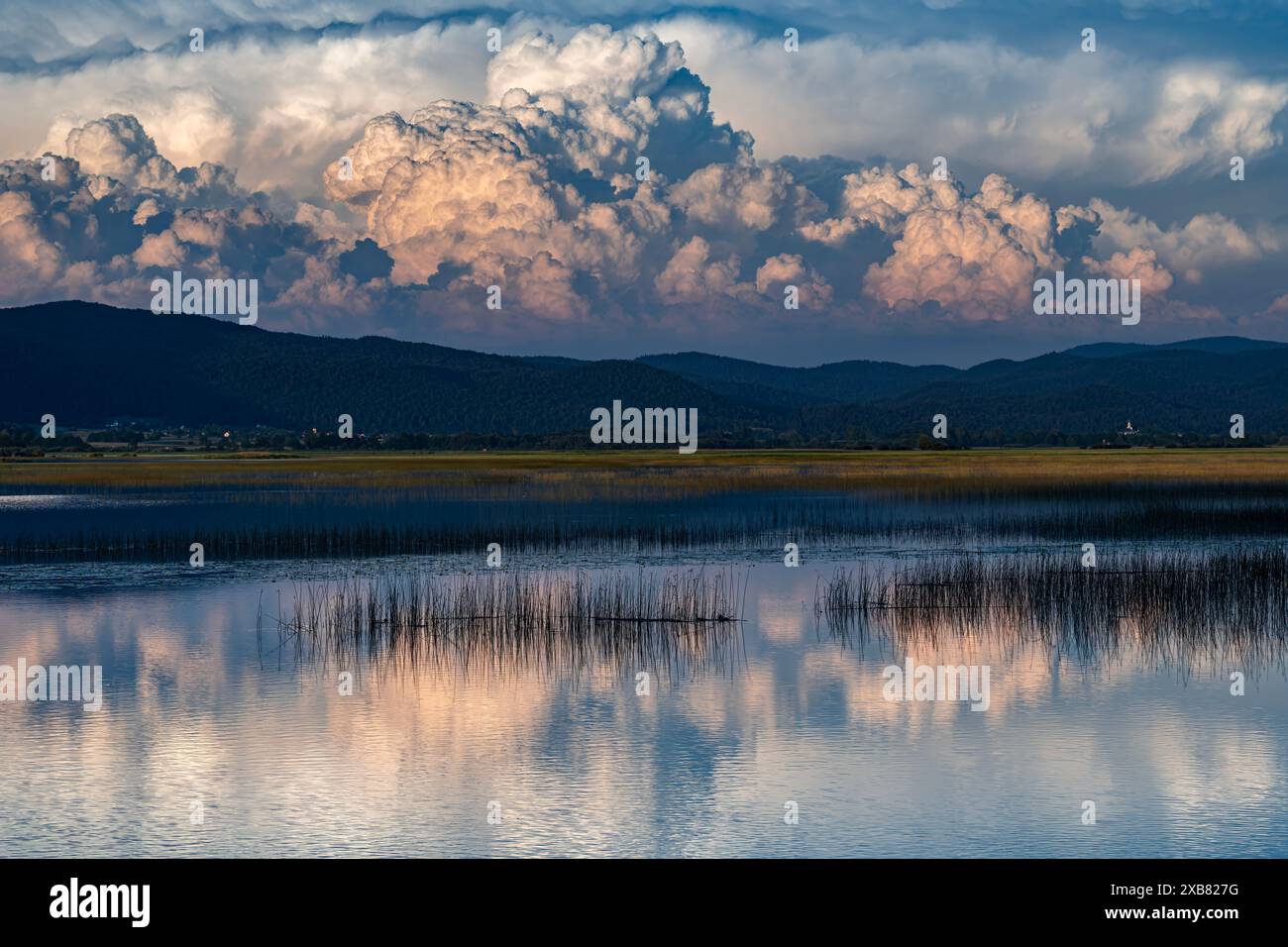 Dramatischer Himmel, wenn ein Sturm kommt Stockfoto