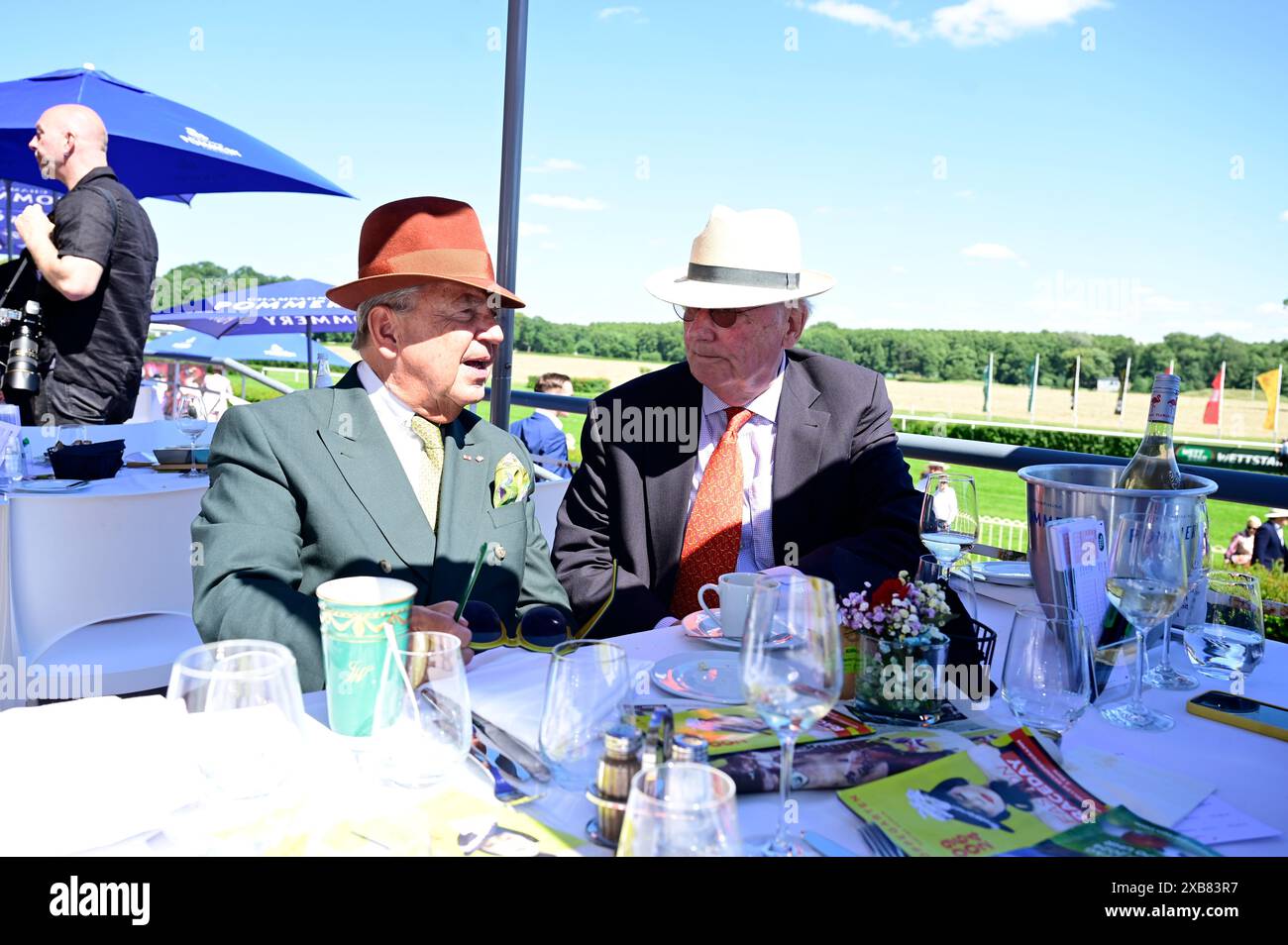 Jörg Woltmann und Franz Friedrich Prinz von Preußen beim Fashion Raceday auf der Rennbahn Hoppegarten. Berlin, 09.06.2024 Stockfoto