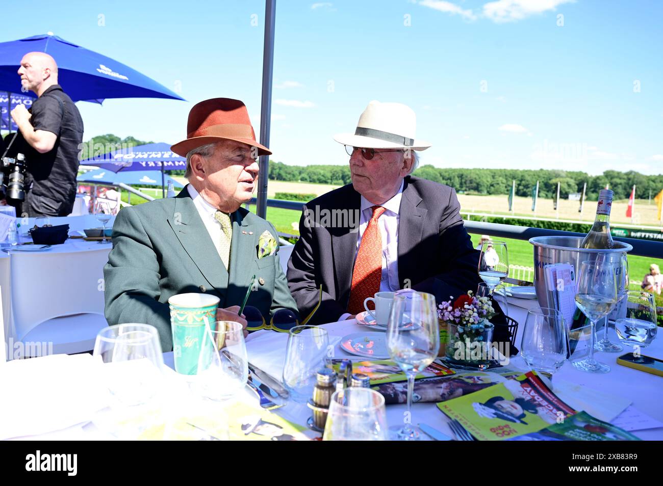 Jörg Woltmann und Franz Friedrich Prinz von Preußen beim Fashion Raceday auf der Rennbahn Hoppegarten. Berlin, 09.06.2024 Stockfoto