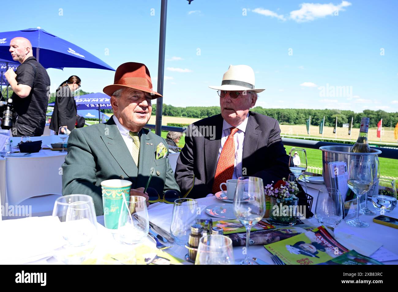 Jörg Woltmann und Franz Friedrich Prinz von Preußen beim Fashion Raceday auf der Rennbahn Hoppegarten. Berlin, 09.06.2024 Stockfoto