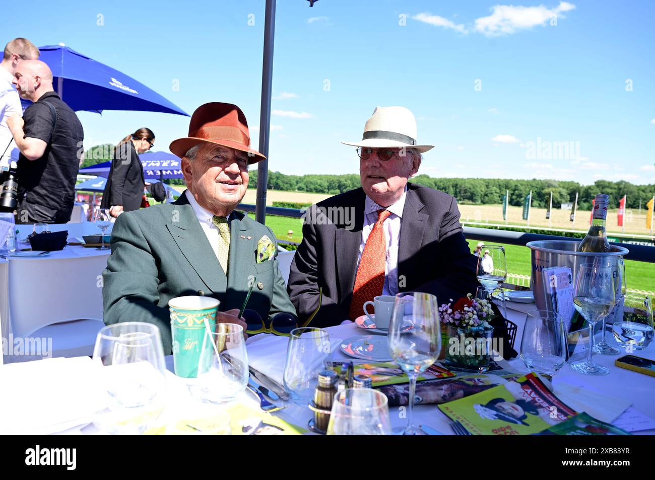 Jörg Woltmann und Franz Friedrich Prinz von Preußen beim Fashion Raceday auf der Rennbahn Hoppegarten. Berlin, 09.06.2024 Stockfoto