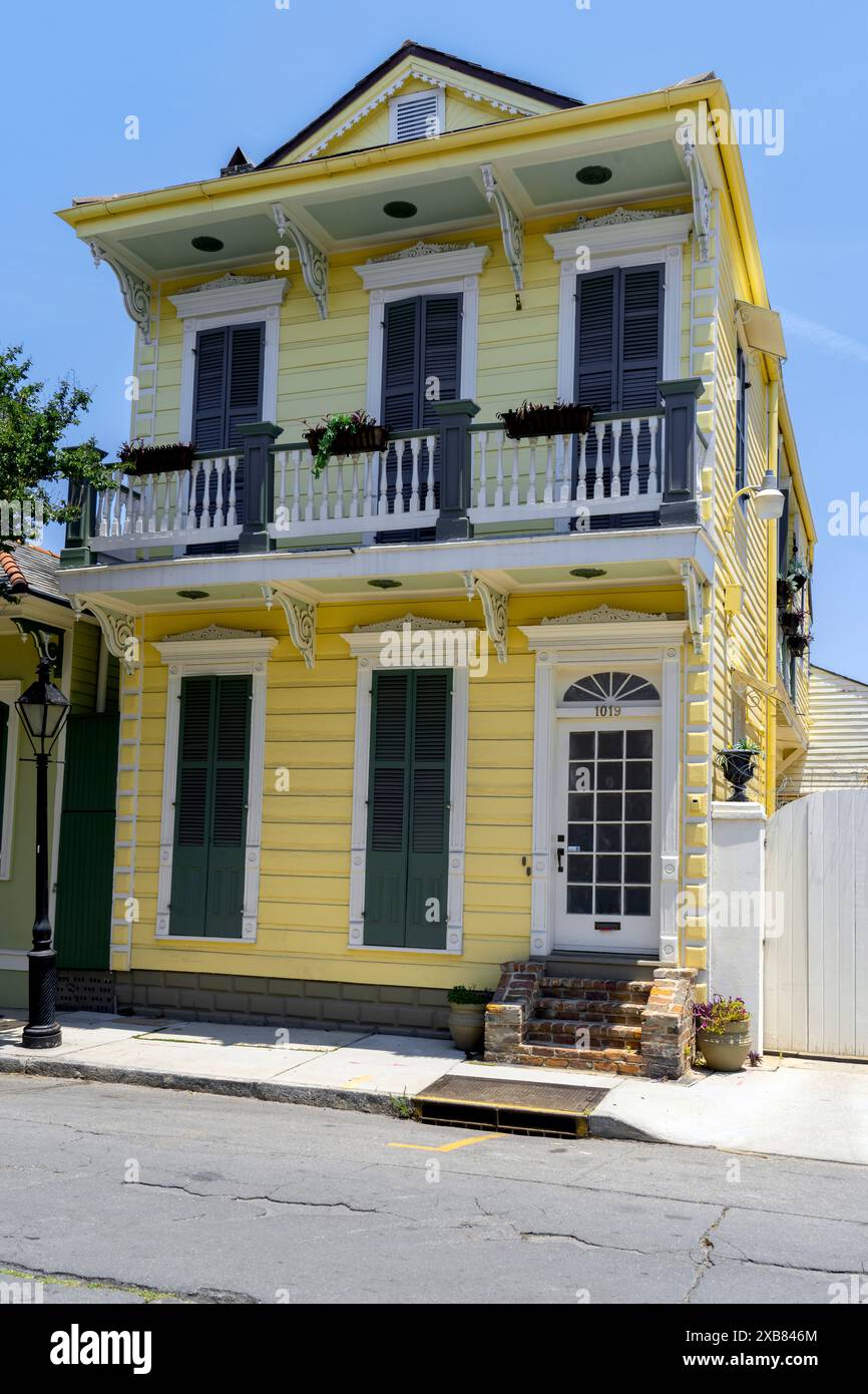 Kreolischer Stil, Stadthaus, im French Quarter, Rue St, Ann, das historische Stadthaus von New Orleans. New Orleans ist die Heimat von architektonischen Stilen und Typen, die Stockfoto