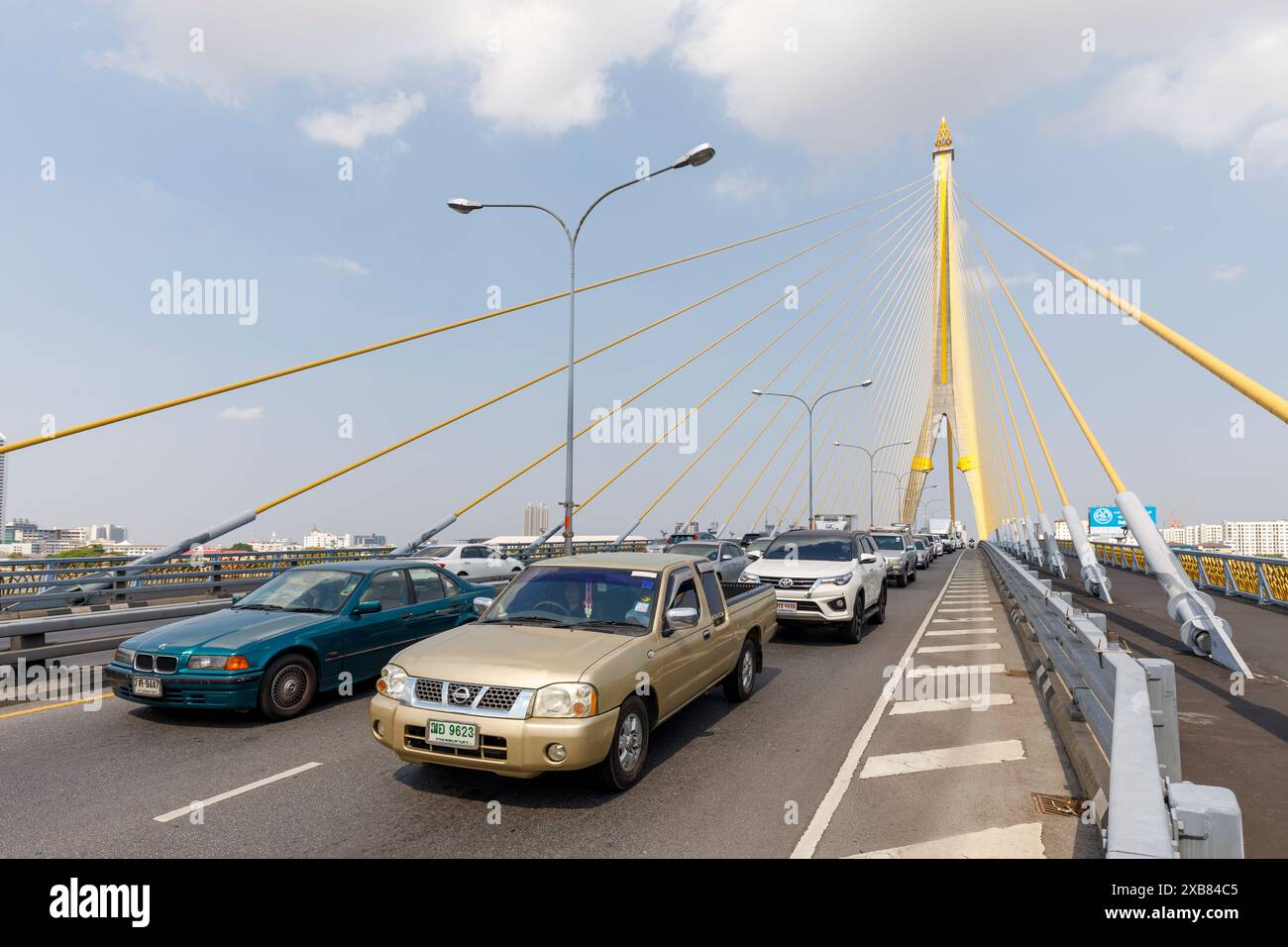 Verkehr auf der Rama VIII Hängebrücke über den Chao Phraya Fluss, Bangkok, Thailand Stockfoto