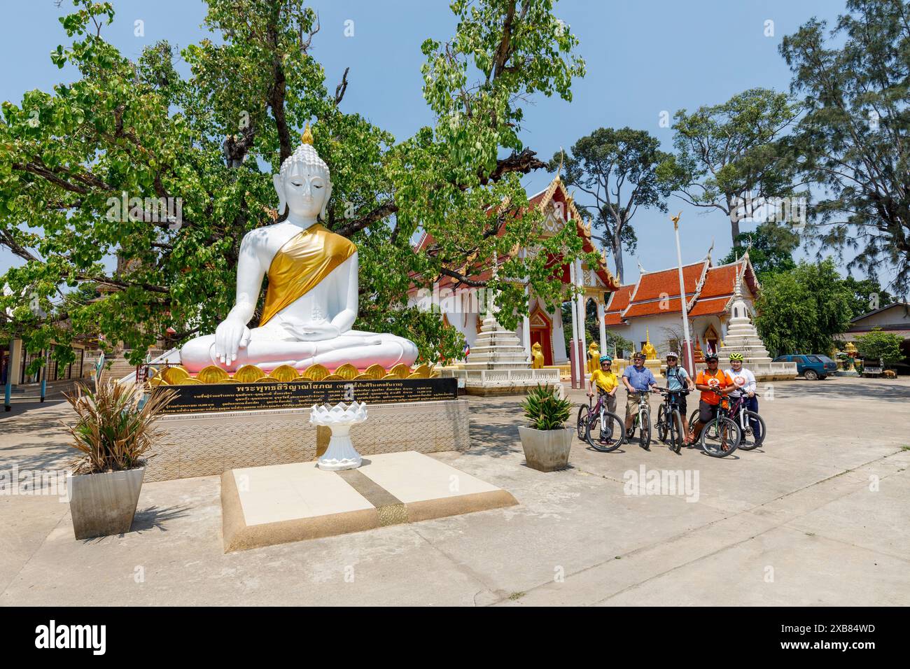 Fahrradtour Gruppe am Wat Ket Prayong Tempel, Bangkok, Thailand Stockfoto