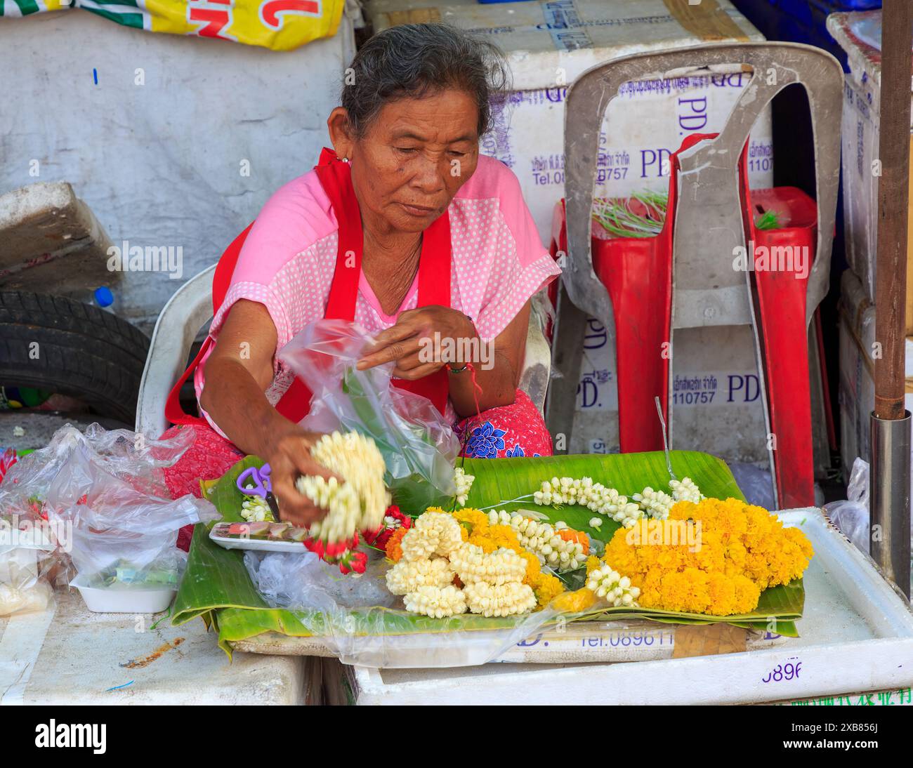 Thai-Dame, die Blumen verkauft, Bangkok, Thailand Stockfoto