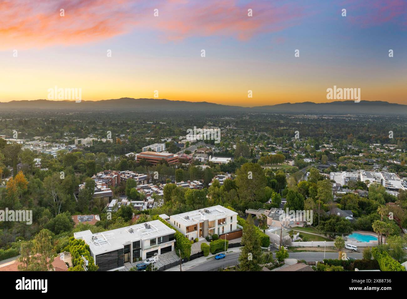 Eine Vorstadt-Umgebung mit Luxushäusern mit Bergkulisse Stockfoto