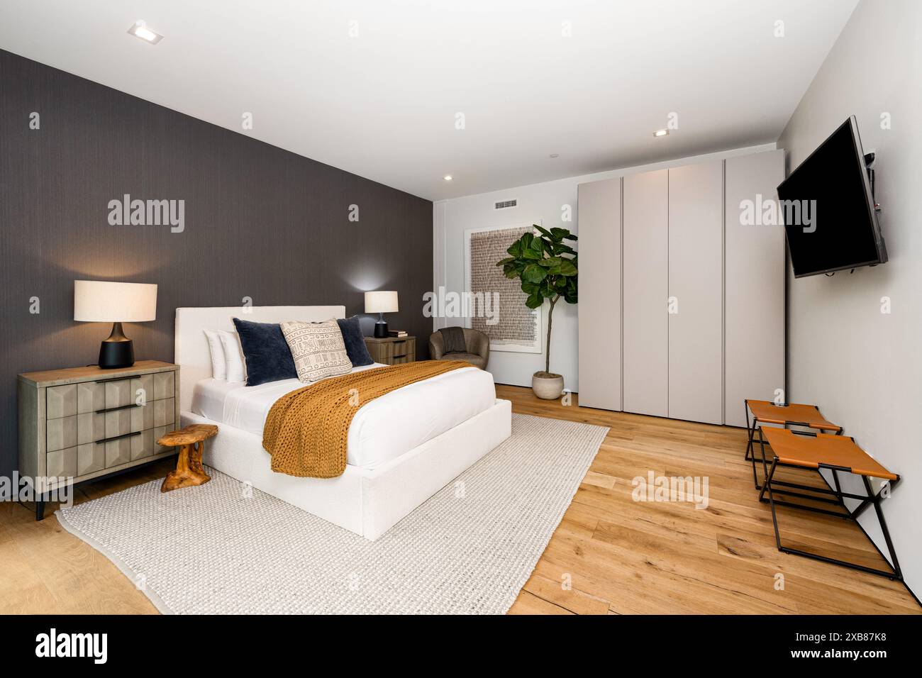 Ein ordentliches Schlafzimmer mit Hartholzfußboden Stockfoto