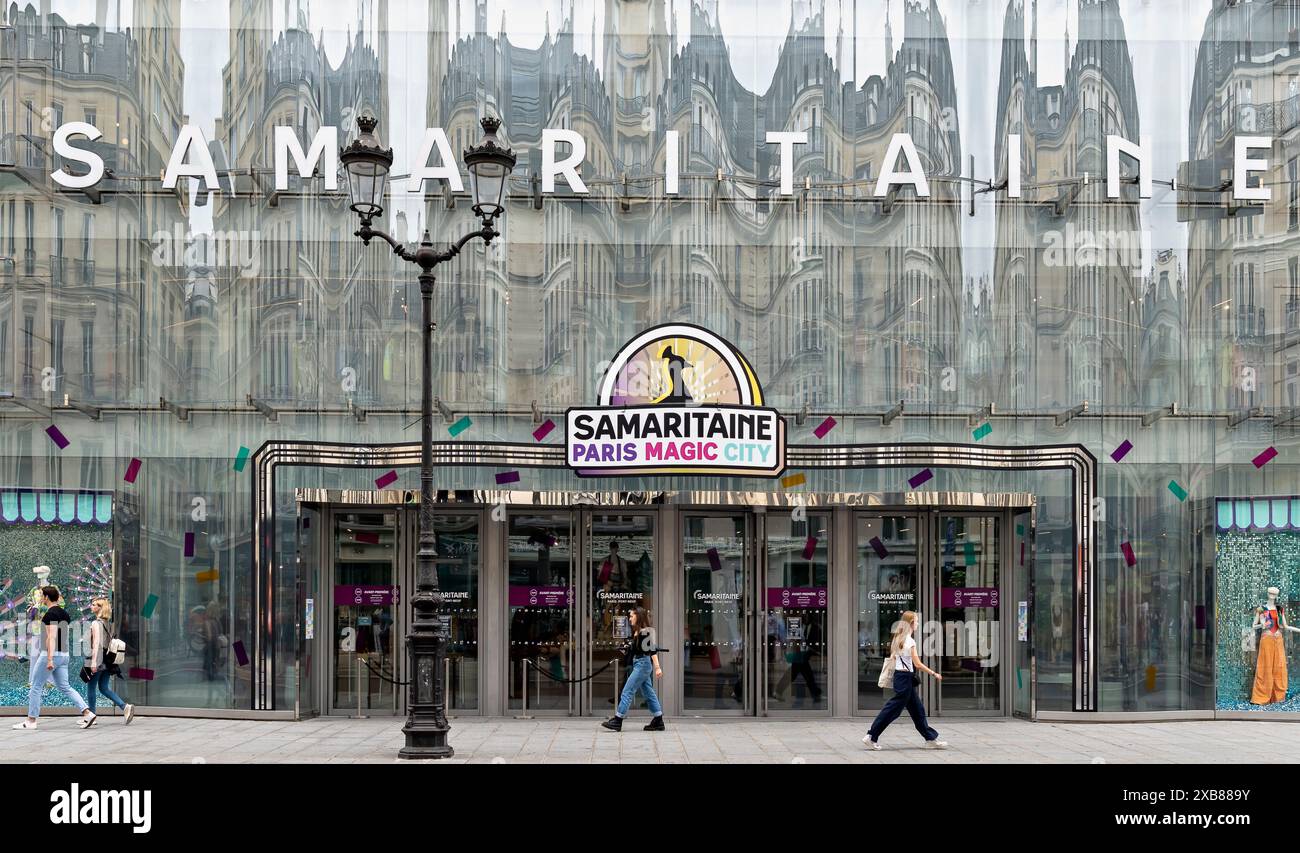 Das Kaufhaus La Samaritaine in der Rue de Rivoli. Reflexionen der gegenüberliegenden Gebäude in der neuen Glasfassade. Paris, Frankreich, Europa, EU Stockfoto