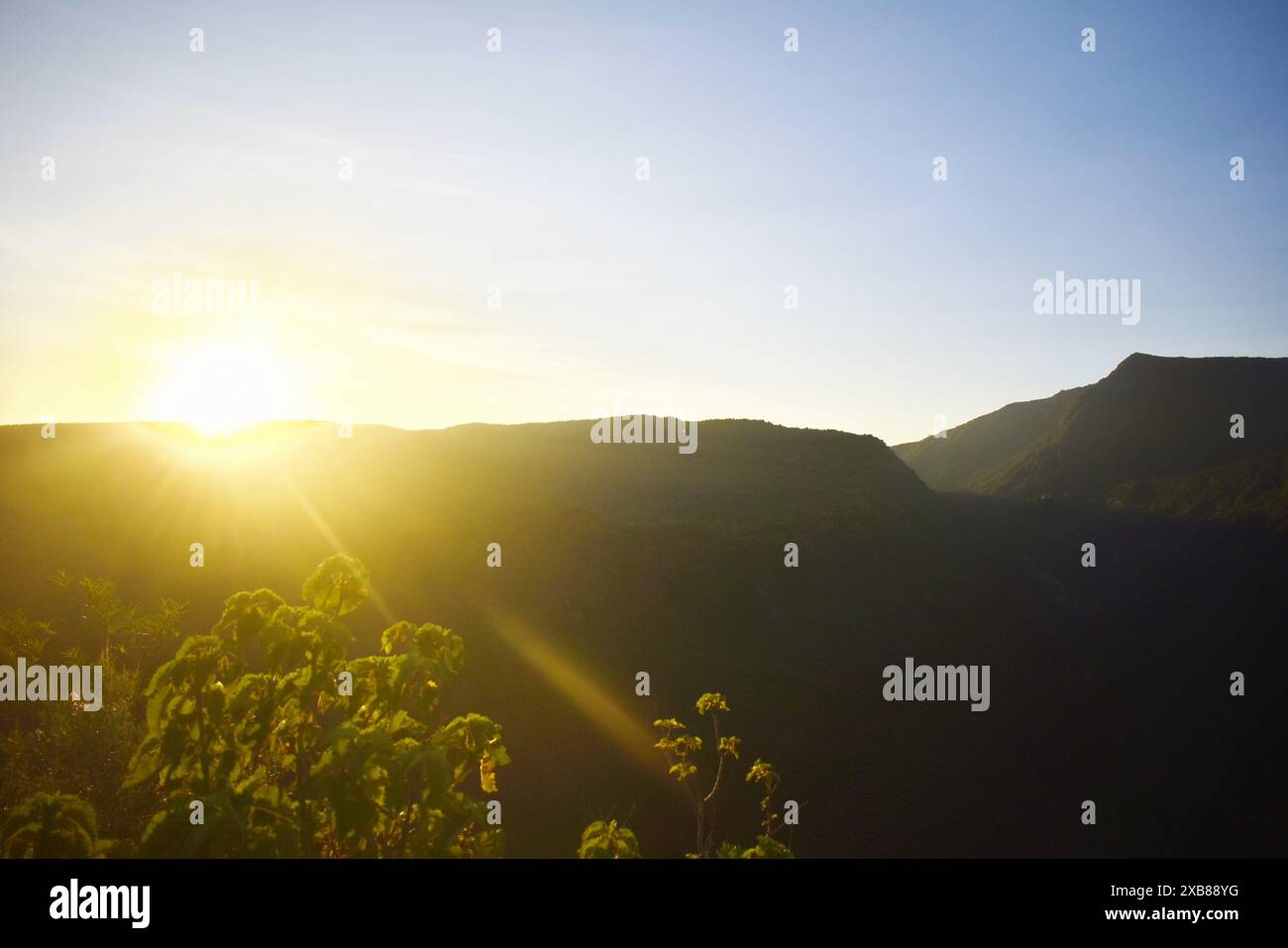 Die Sonne scheint auf Bergen in der Nähe einer Bergkette in brillantem Licht Stockfoto