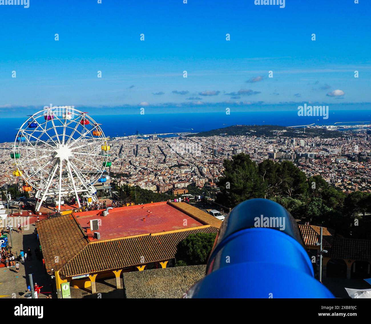 Hoher Turm mit einer großen blauen Kanone mit Blick auf das Meer Stockfoto