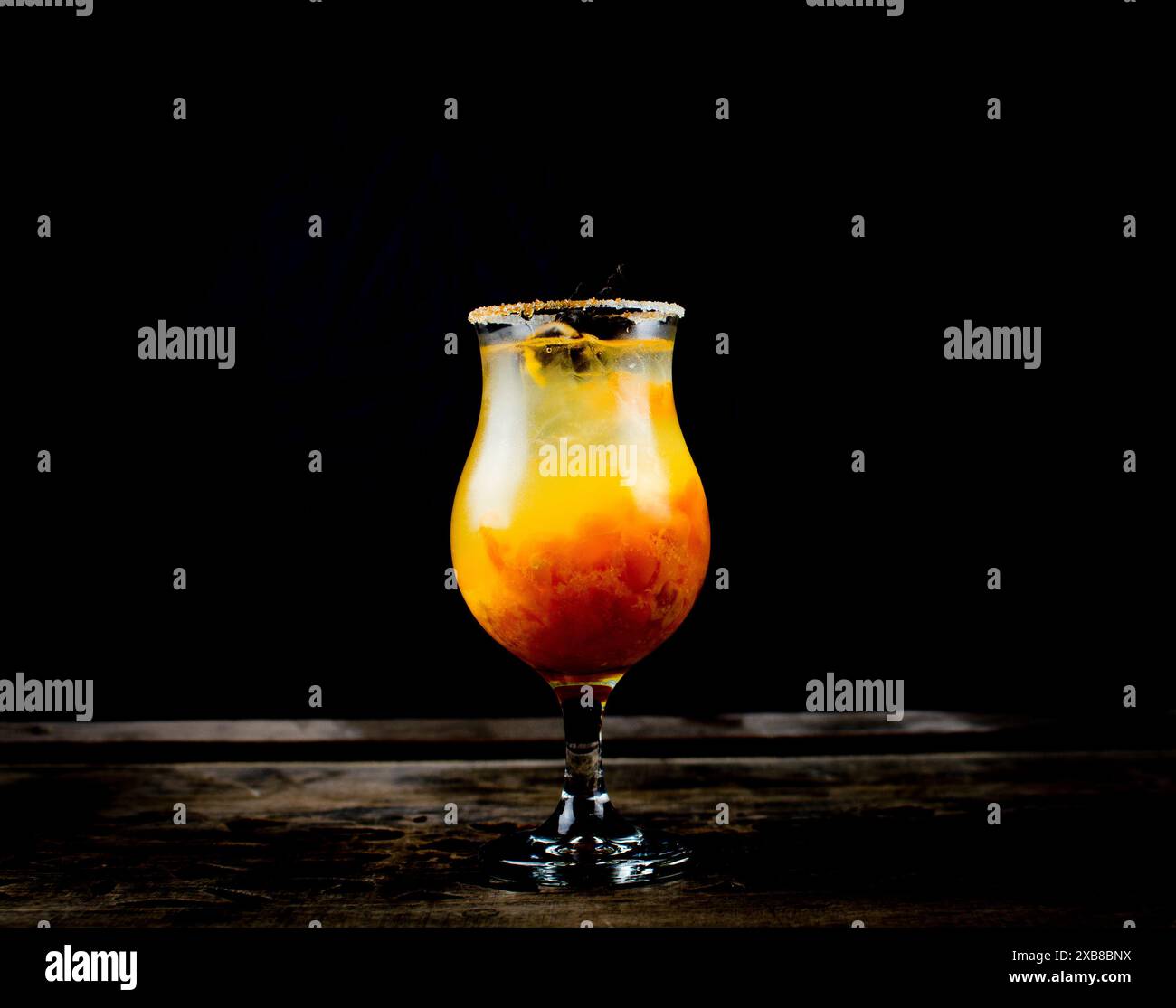 Frisch gepresster Orangensaft in einem Glas auf einem Tisch Stockfoto