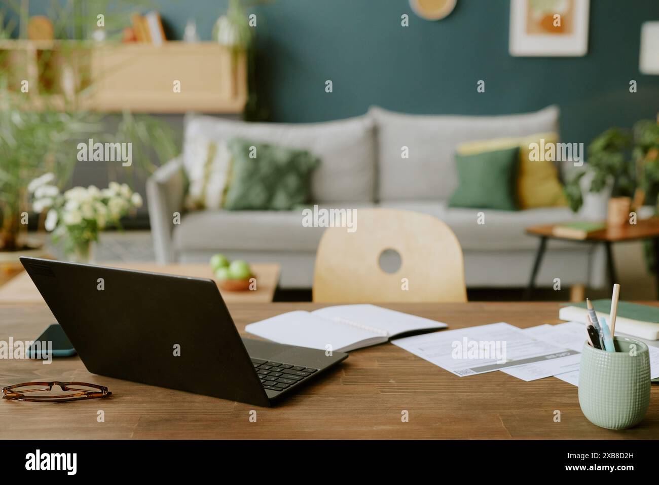 Leerer abgesetzter Arbeitsbereich mit Bürobedarf im Wohnzimmer im minimalistischen Stil Stockfoto