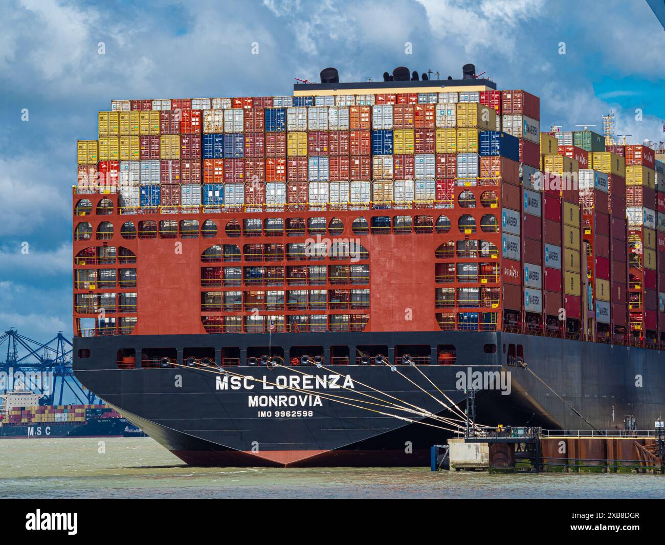 Internationaler Handel - MSC Lorenza Containerschiff kommt aus Fernost in Felixstowe an. MSC SA verfügt über die weltweit größte Containerflotte. Stockfoto