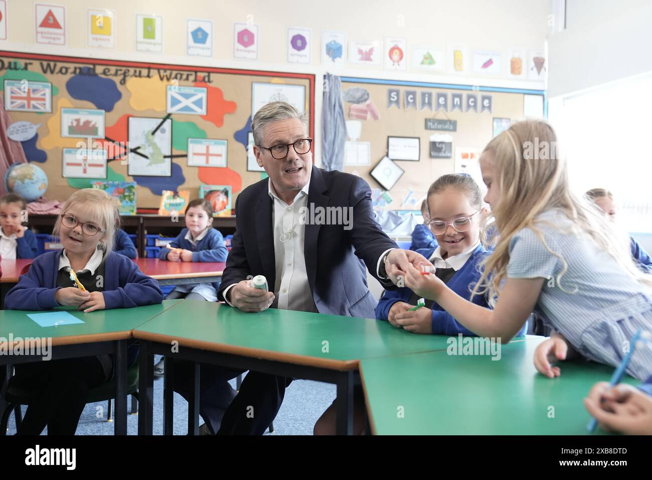 Während eines Besuchs der Whale Hill Primary School in Eston, Middlesbrough, kündigte der Parteivorsitzende Sir Keir Starmer Pläne an, die Krise in der Kinderzahnheilkunde anzugehen und den Rückstand mit 100.000 zusätzlichen Terminen für Kinder zu beseitigen, während er sich auf dem Wahlkampfpfad der allgemeinen Wahlen befindet. Bilddatum: Dienstag, 11. Juni 2024. Stockfoto