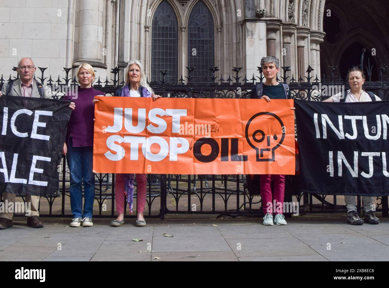 London, Großbritannien. 11. Juni 2024. Die Aktivistin Zoe Cohen (zweite von rechts) und andere Just Stop Oil-Aktivisten versammeln sich vor den Royal Courts of Justice, während das Verfahren des North Warwickshire Borough Council beginnt. Quelle: Vuk Valcic/Alamy Live News Stockfoto