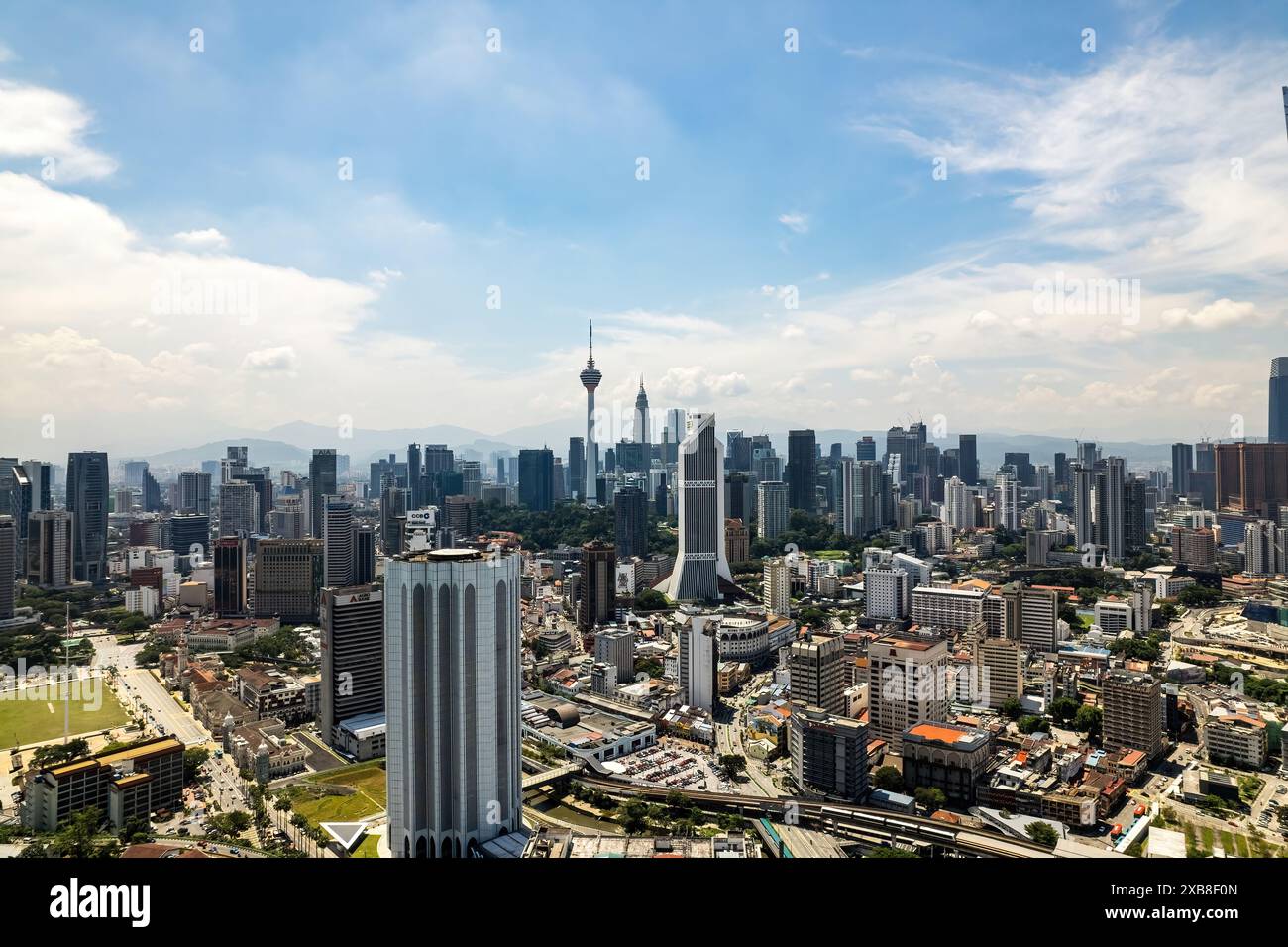 Blick aus der Vogelperspektive auf moderne und alte Wolkenkratzer im Stadtzentrum. Stockfoto
