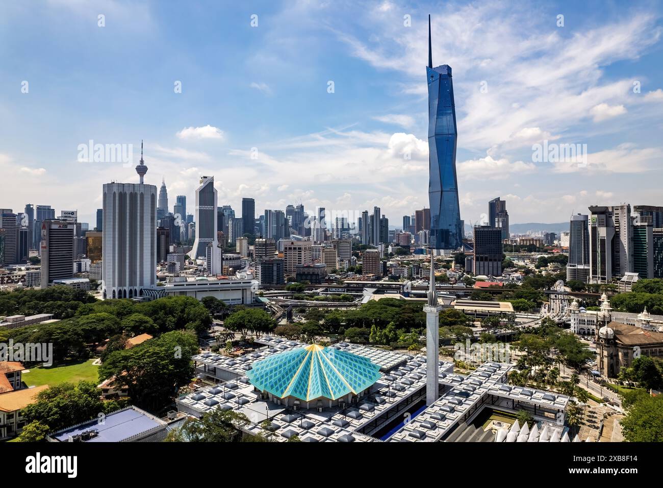Blick aus der Vogelperspektive auf moderne und alte Wolkenkratzer im Stadtzentrum. Stockfoto