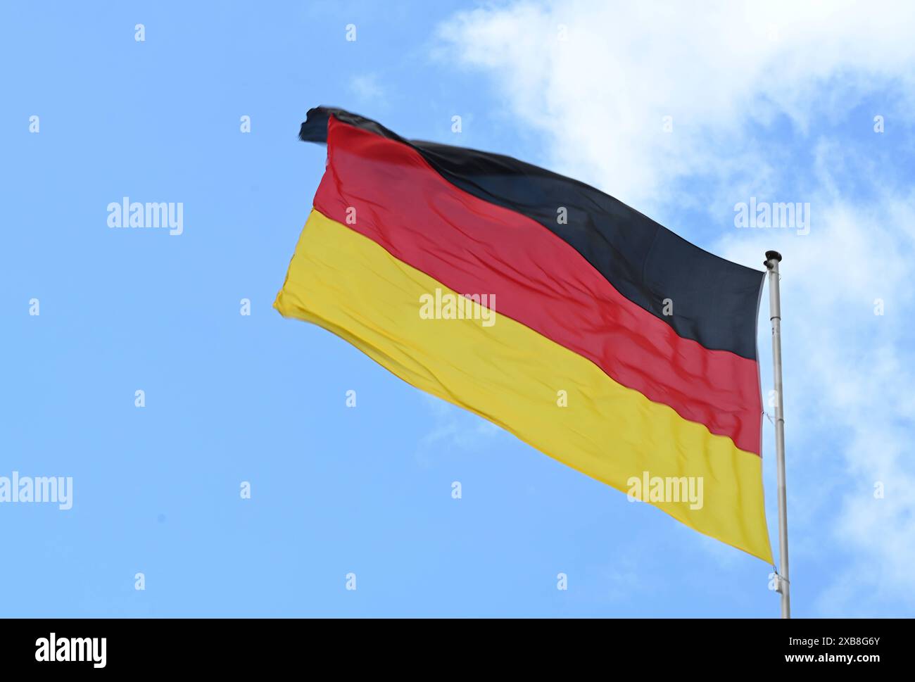 Schwarz, Rot, Gold für die Europameisterschaft 2024. Ein Fußballfan Hut