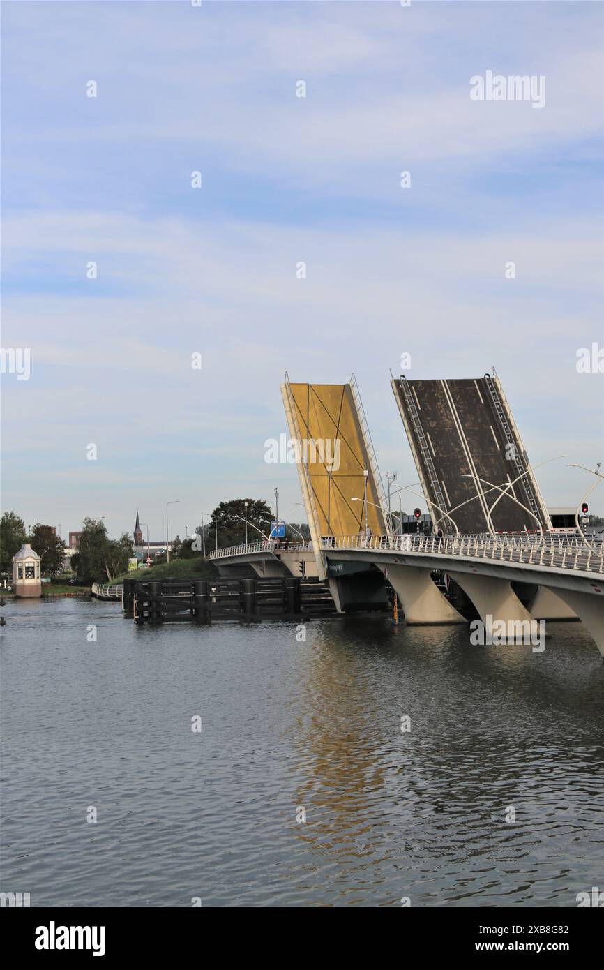 Die Brücke wurde geöffnet und das Schiff unterquerte die Brücke auf dem Kanal Stockfoto