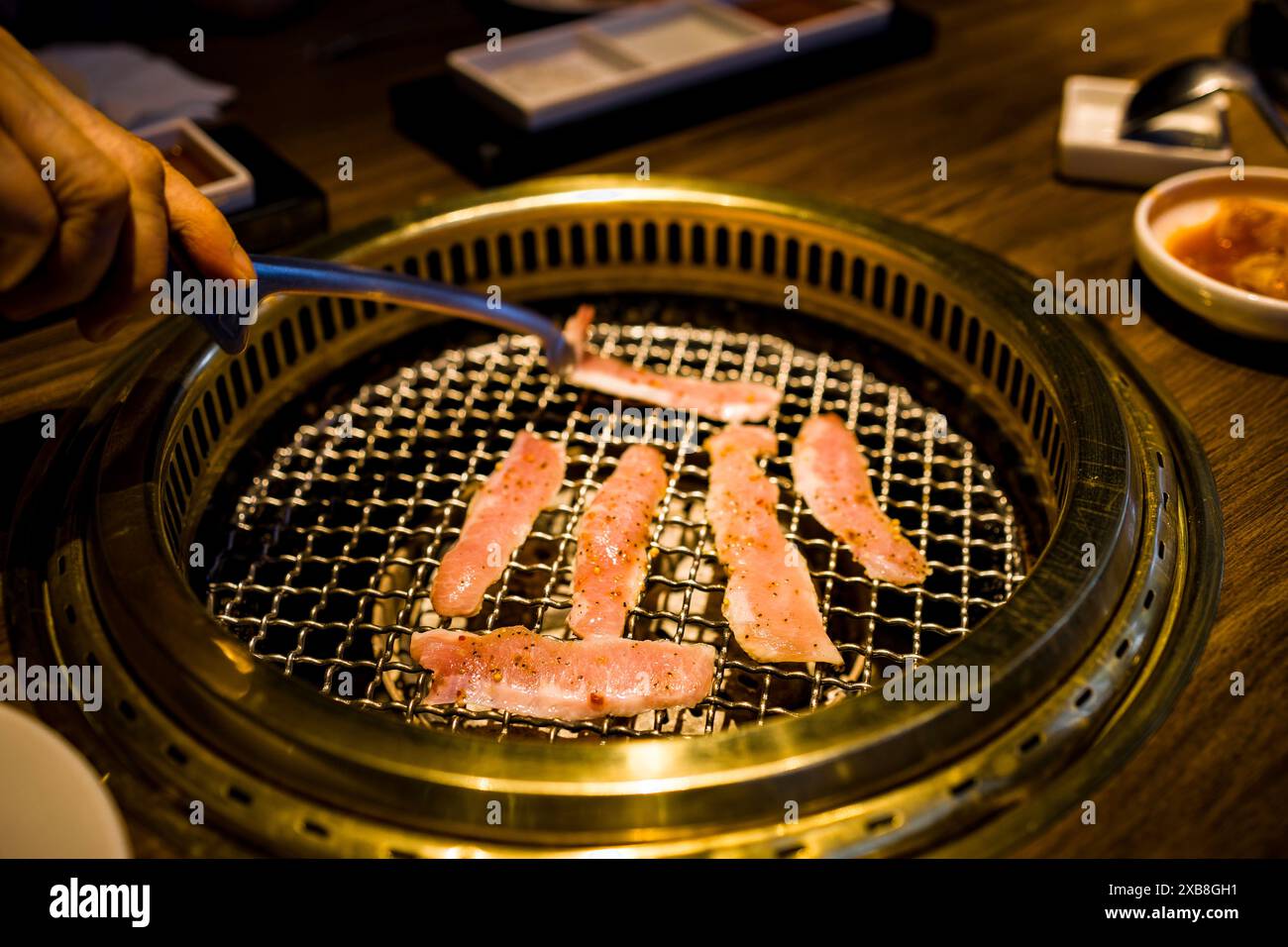 Die knusprigen Speckstreifen auf einem Grill in einem Restaurant Stockfoto