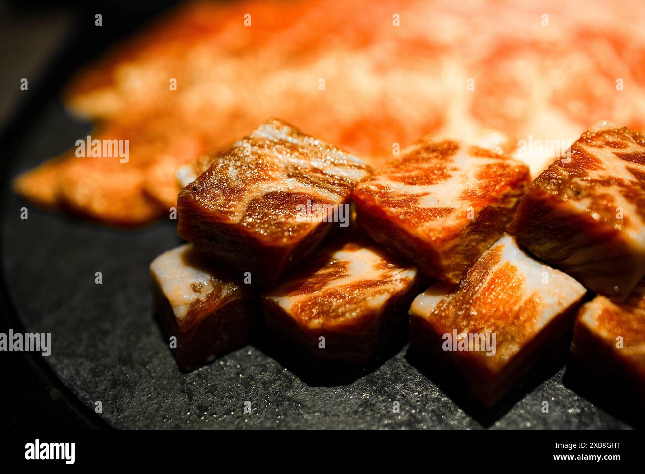 Die gewürfelten Essensstücke auf einer Küchenfläche Stockfoto
