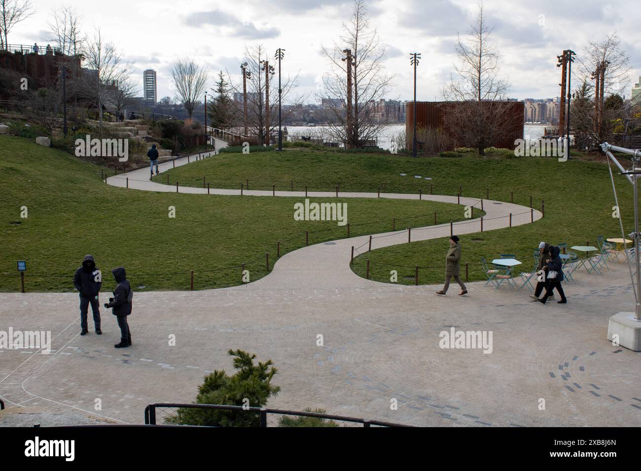 Die Leute schlendern durch einen Park in New York Stockfoto