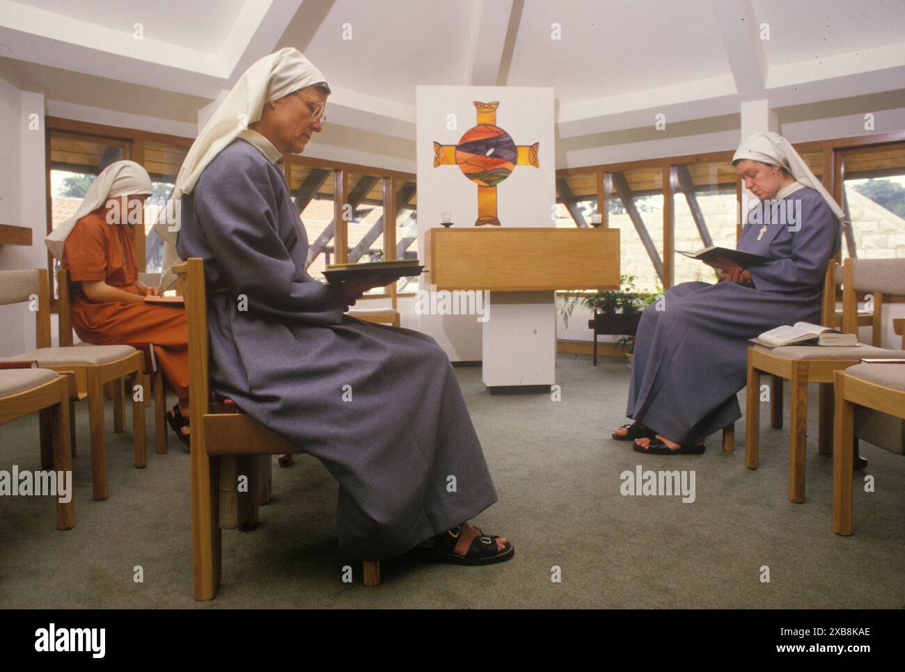 Leeds, Yorkshire, England um 1995. Nonnen in der Kapelle des Martin House Kinderhospizes bieten familiengeführte Betreuung und Unterstützung für Kinder und Jugendliche mit lebenslimitierenden Bedingungen. Stockfoto