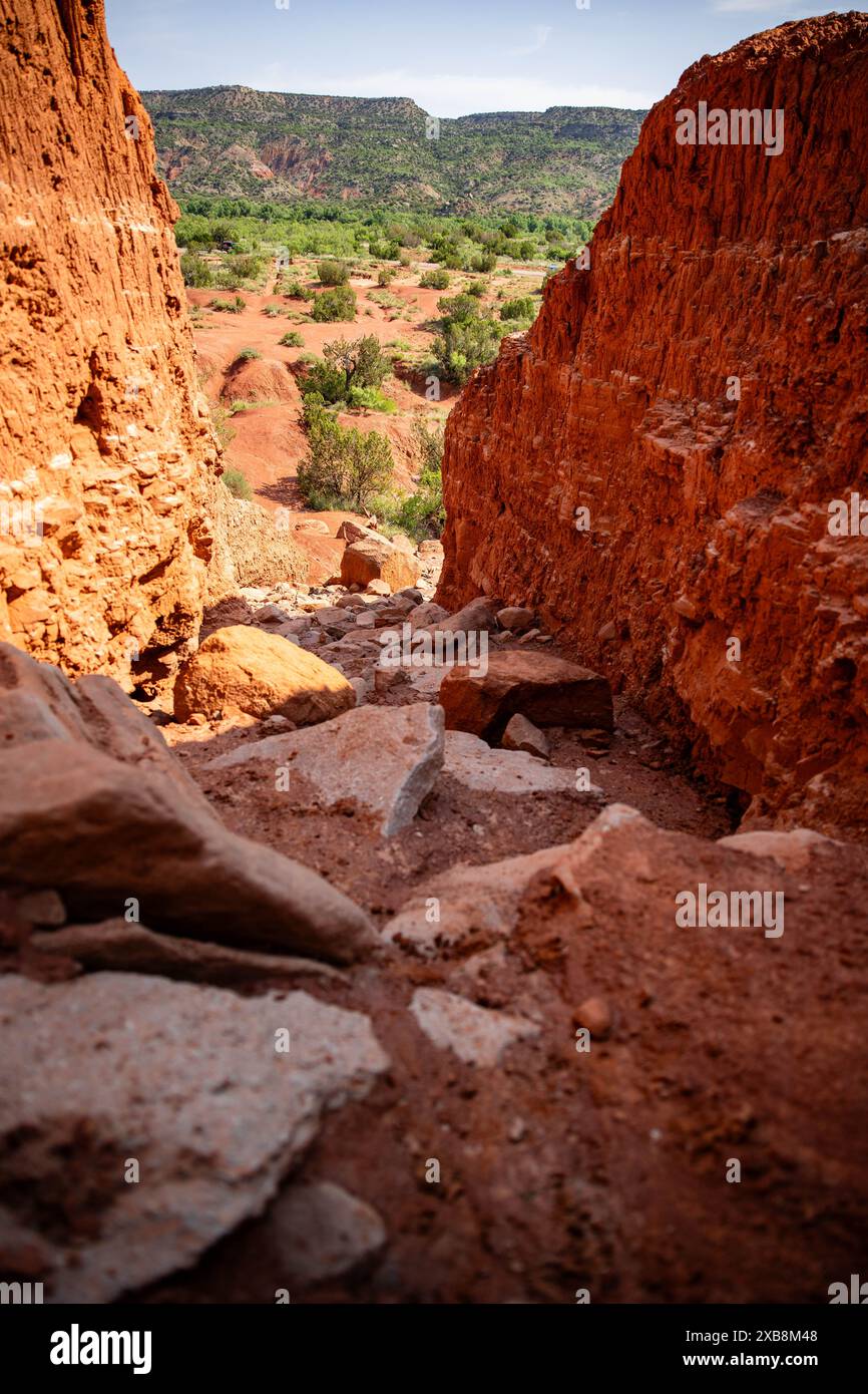 Ein massiver brauner Felsbrocken zwischen roten Schluchtfelsen Stockfoto