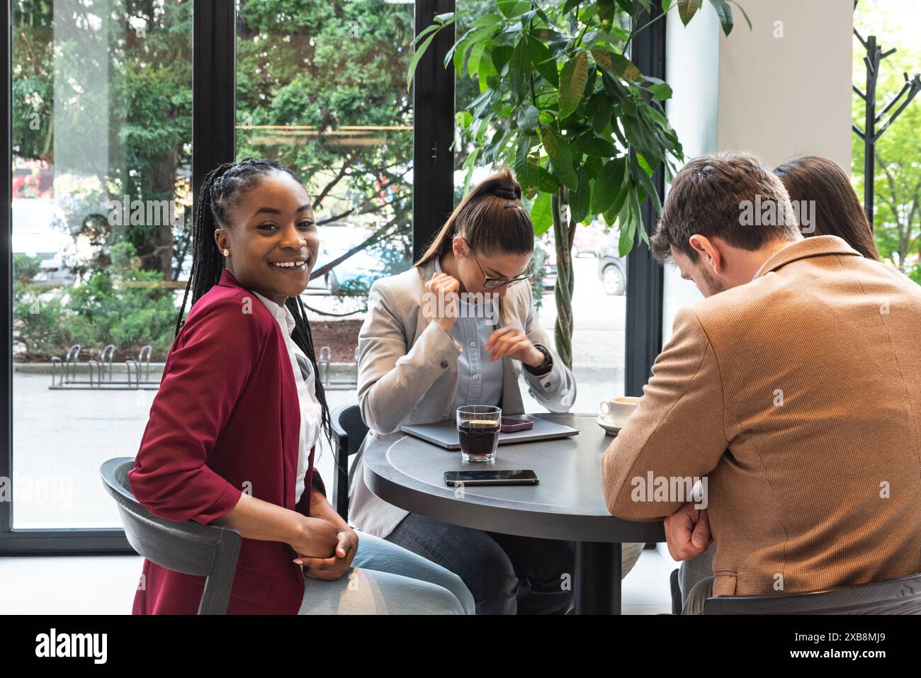 Gruppe junger erfolgreicher Geschäftsleute, die sich in der Cafeteria treffen und an neuen Strategien und Ideen arbeiten. Geschäftsmann und Geschäftsfrau Unternehmen Stockfoto