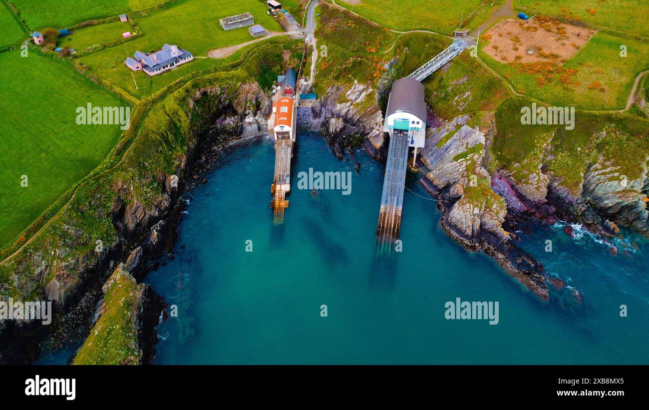 Luftaufnahme einer alten Brücke über einem ruhigen See in Wales, Großbritannien Stockfoto