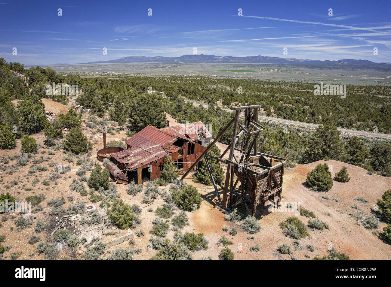 Die Volcano Mine in Pioche, Nevada, hat einst Silber, Mangan, Blei, Kupfer und Gold abgebaut und steht heute verlassen in der Landschaft. Stockfoto