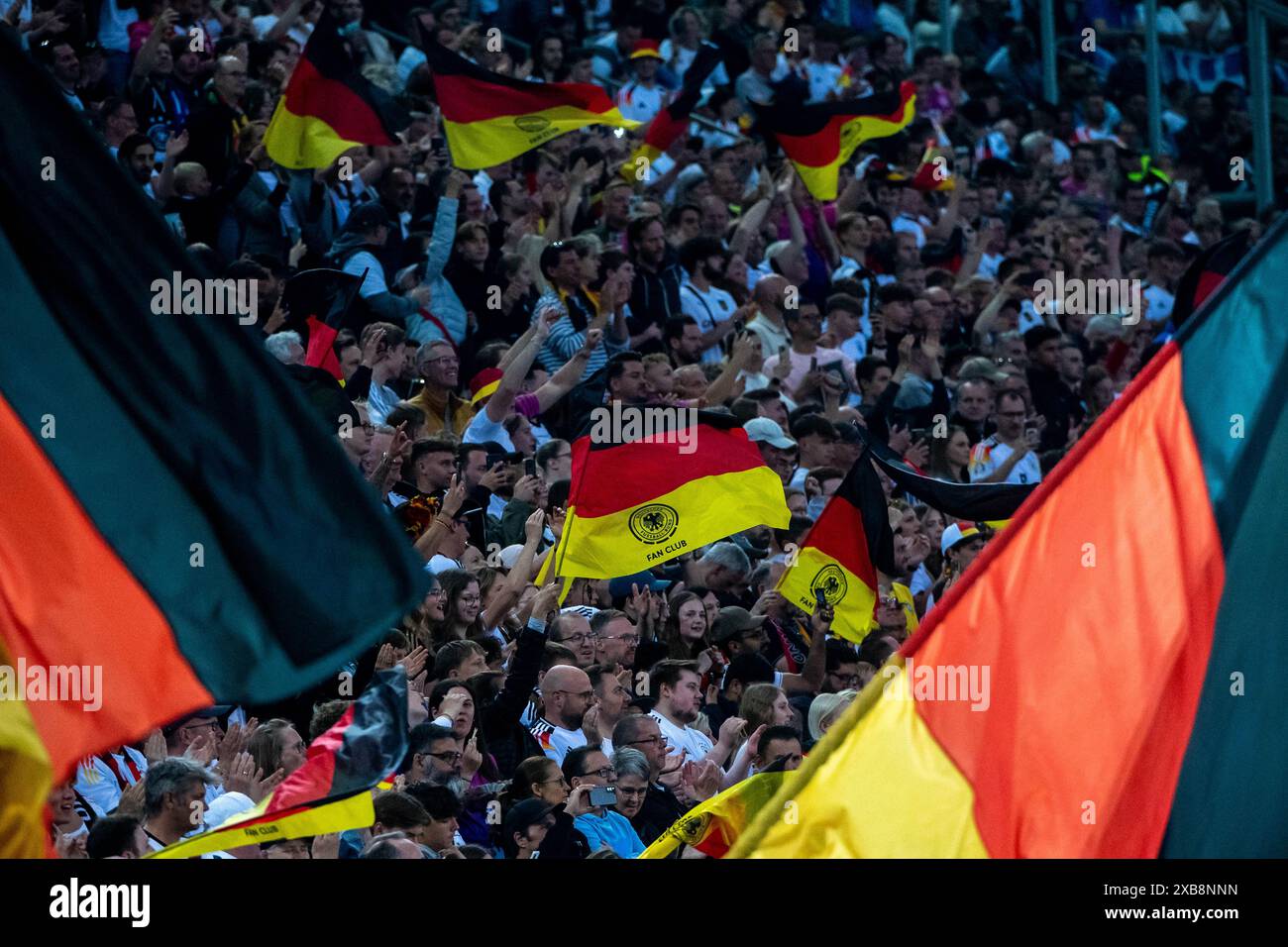 Fans von Deutschland mit Fahnen, Flaggen in schwarz - rot - Gold, GER, Deutschland vs Griechenland, Testspiel DFB Fussball Herren Nationalmannschaft, Vorbereitung UEFA Euro 2024, 07.06.2024 DFB Reglement verbietet jede Verwendung von Fotografien als Bildsequenzen und/oder Quasi-Video Foto: Eibner-Pressefoto/Michael Memmler Stockfoto