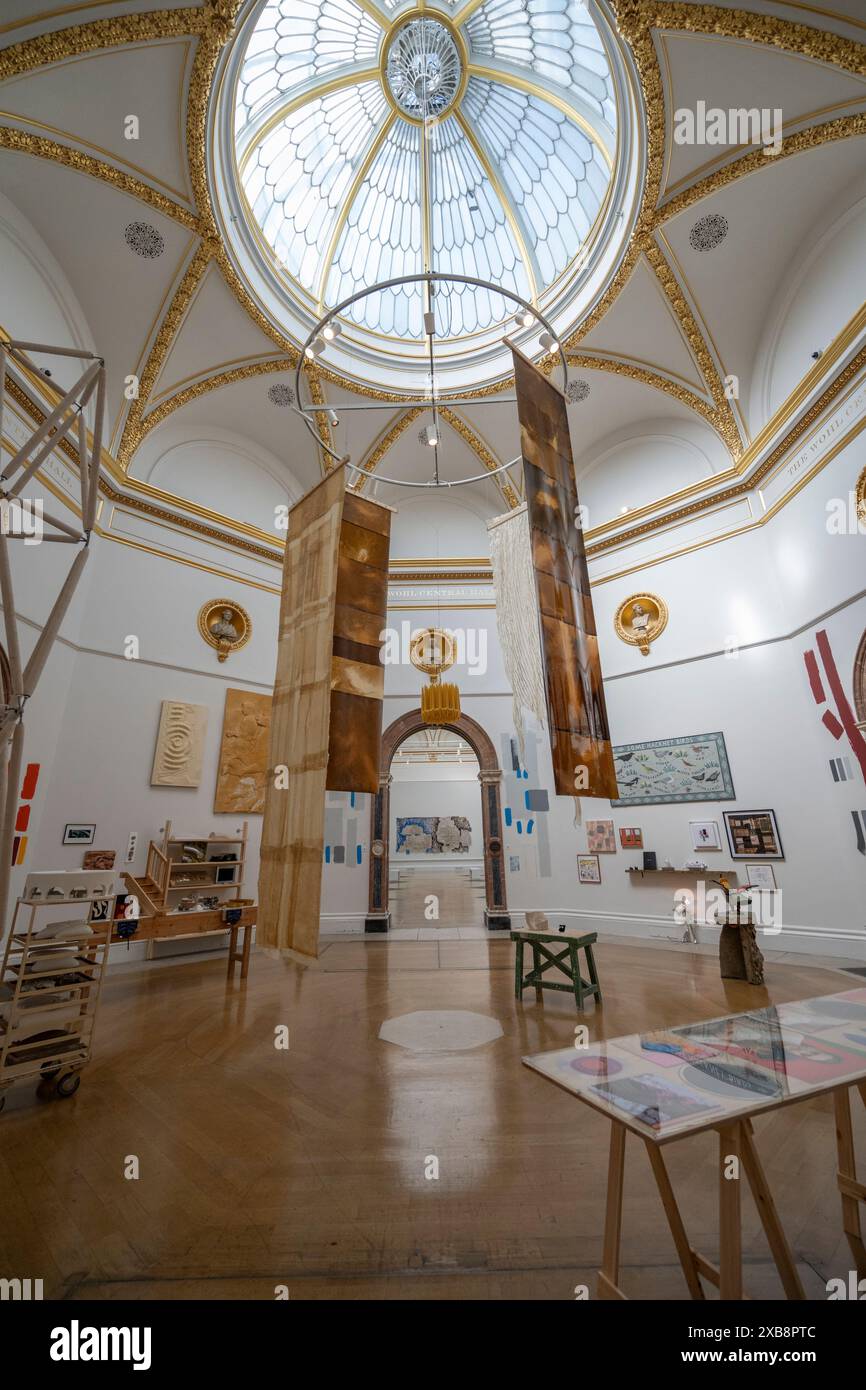 Die Royal Academy, London, Großbritannien. Juni 2024. NUR REDAKTIONELLE NACHRICHTEN - über 1200 Kunstwerke sind in diesem Jahr auf der Sommerausstellung zu sehen. Die Sommerausstellung in der RA, London, findet vom 18. Juni bis 18. August 2024 statt und ist die weltweit größte Ausstellung für zeitgenössische Kunst, die jedes Jahr ohne Unterbrechung seit 1769 stattfindet. Quelle: Malcolm Park/Alamy Live News Stockfoto