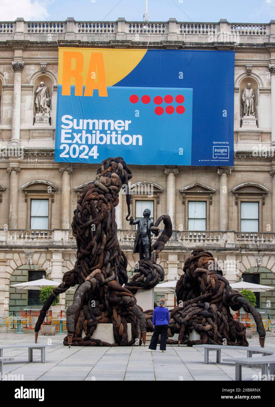 London, Großbritannien. Juni 2024. Der Schaukasten Sculpure im Hof der Königlichen Akademie. Mixed Media mit Rosshaar, Wolle, Holz und Messing von Nicola Turner. Pressevorschau der Royal Academy Summer Exhibition. Quelle: Mark Thomas/Alamy Live News Stockfoto