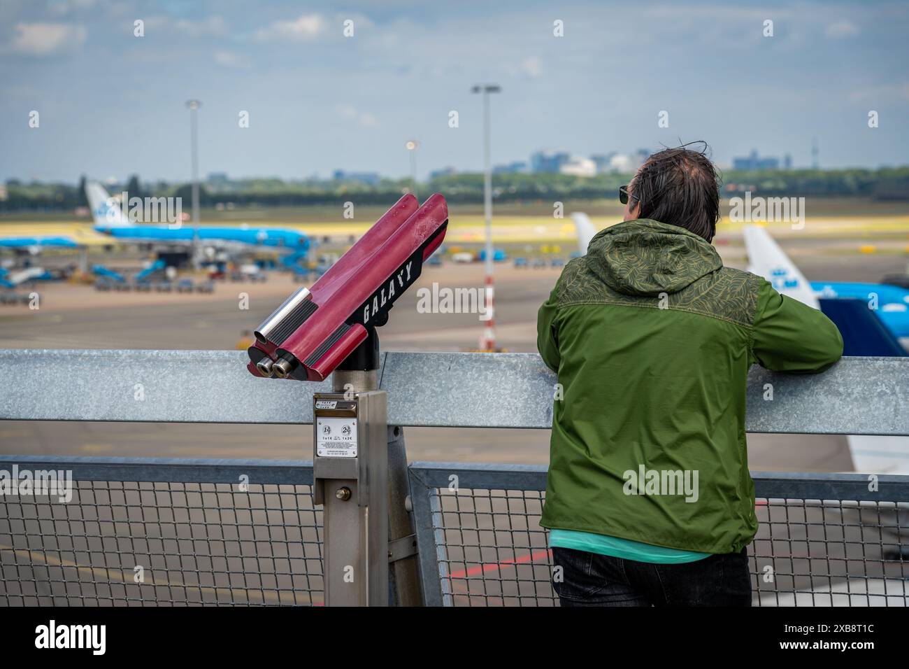 Schiphol, Niederlande, 09.06.2024, Flugzeugbeobachtung am Flughafen Schiphol Amsterdam, eine Person, die Flugzeuge von der Aussichtsplattform aus beobachtet Stockfoto