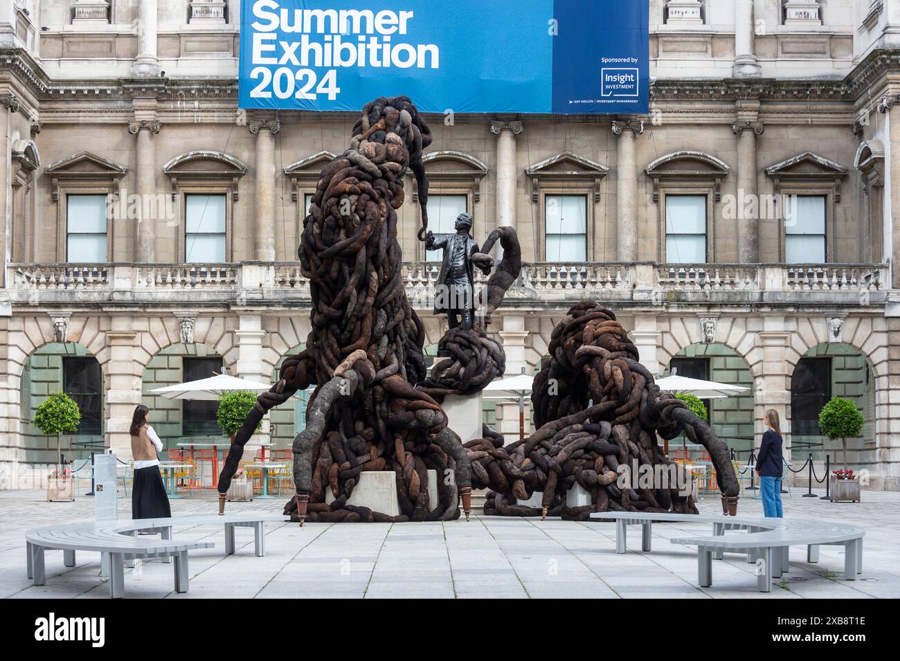 London, Großbritannien. 11. Juni 2024. „The meddling Fiend“ von Nicola Turner im Annenberg Courtyard verweist auf Sir Joshua Reynolds bei der Vorschau der Sommerausstellung 2024 in der Royal Academy of Arts in Piccadilly, der weltweit größten Ausstellung für zeitgenössische Kunst, die seit 1769 jährlich stattfindet. Unter der Leitung der Bildhauerin Ann Christopher RA sind vom 18. Juni bis 18. August 2024 über 1.200 Werke von Royal Academicians und der Öffentlichkeit zu sehen. Quelle: Stephen Chung / Alamy Live News Stockfoto