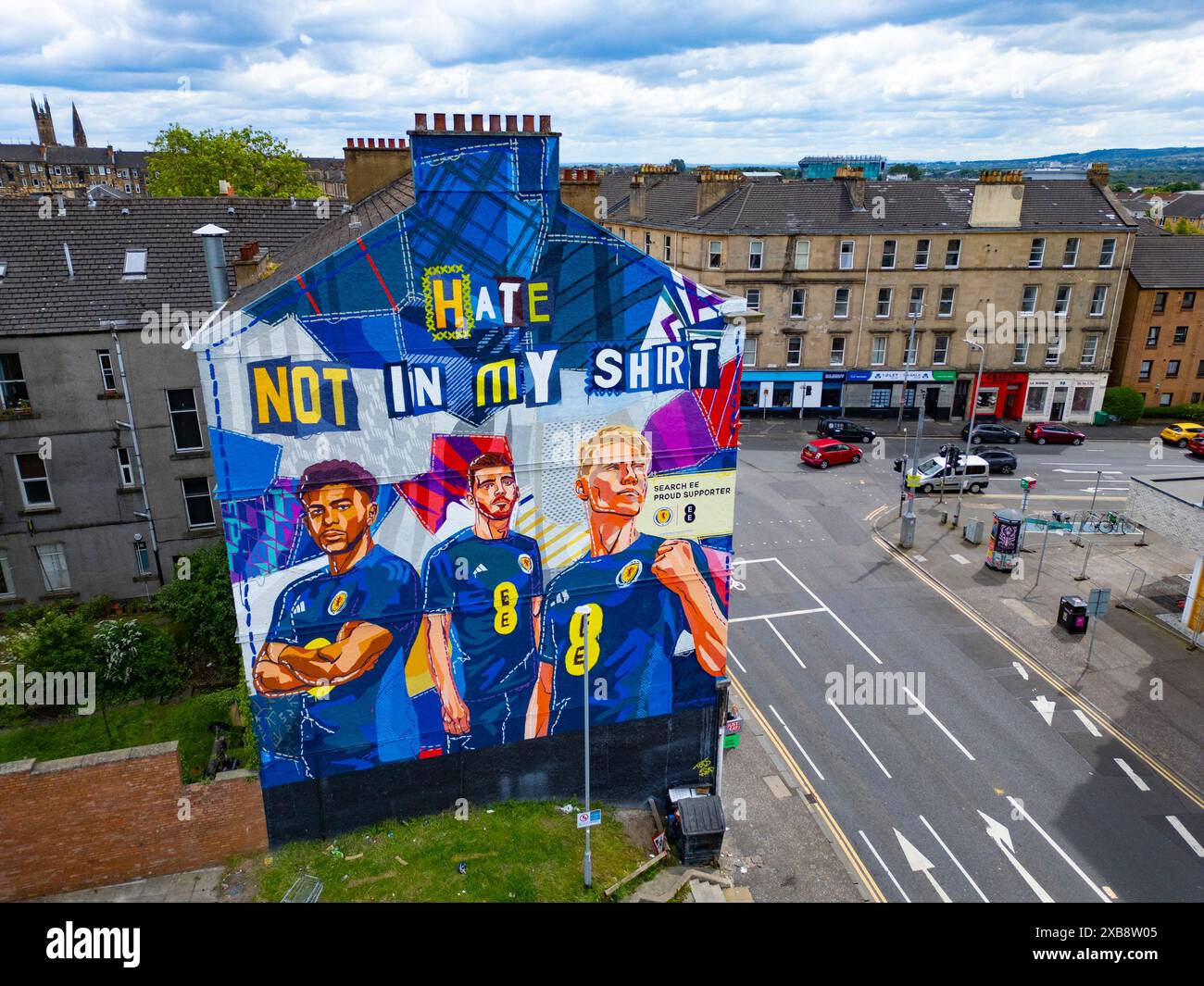 Ein neues Wandbild mit einer Anti-Hass-Botschaft der schottischen Fußballmannschaft vor der Euro 2024 in Dennistoun, Glasgow Stockfoto