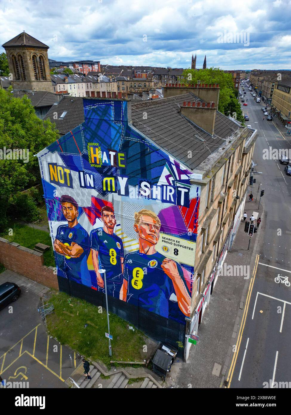 Ein neues Wandbild mit einer Anti-Hass-Botschaft der schottischen Fußballmannschaft vor der Euro 2024 in Dennistoun, Glasgow Stockfoto