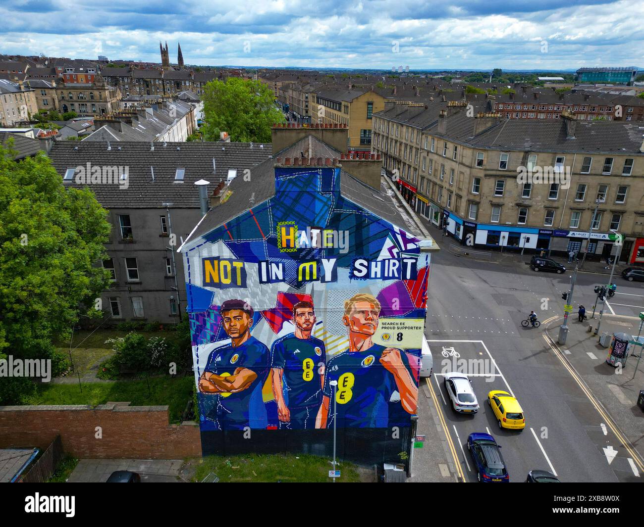 Ein neues Wandbild mit einer Anti-Hass-Botschaft der schottischen Fußballmannschaft vor der Euro 2024 in Dennistoun, Glasgow Stockfoto