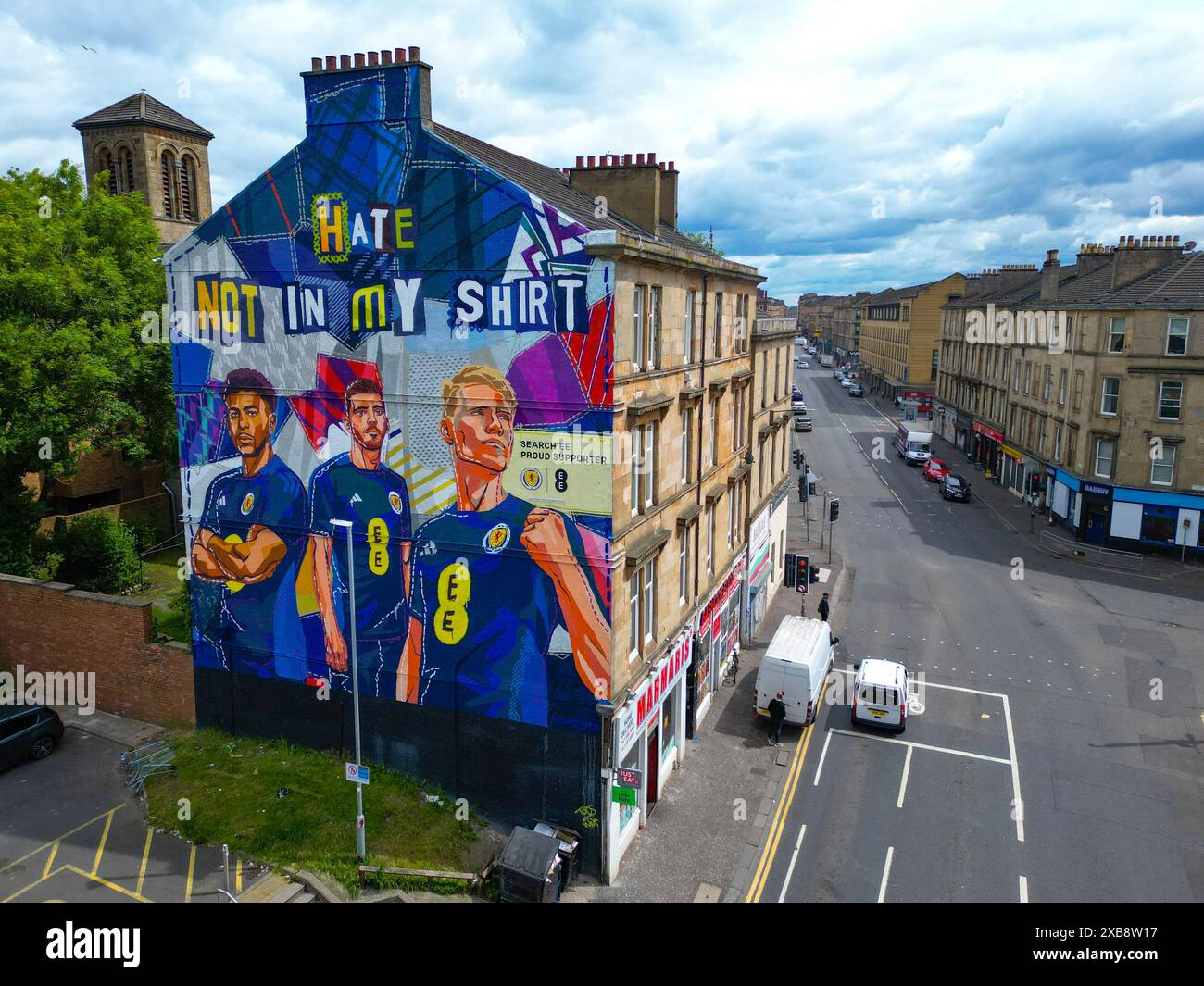 Ein neues Wandbild mit einer Anti-Hass-Botschaft der schottischen Fußballmannschaft vor der Euro 2024 in Dennistoun, Glasgow Stockfoto