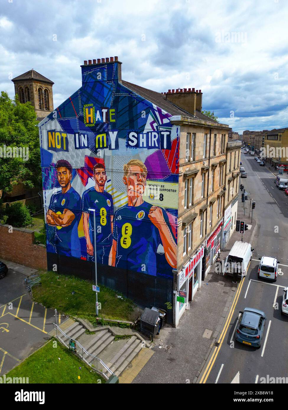Ein neues Wandbild mit einer Anti-Hass-Botschaft der schottischen Fußballmannschaft vor der Euro 2024 in Dennistoun, Glasgow Stockfoto