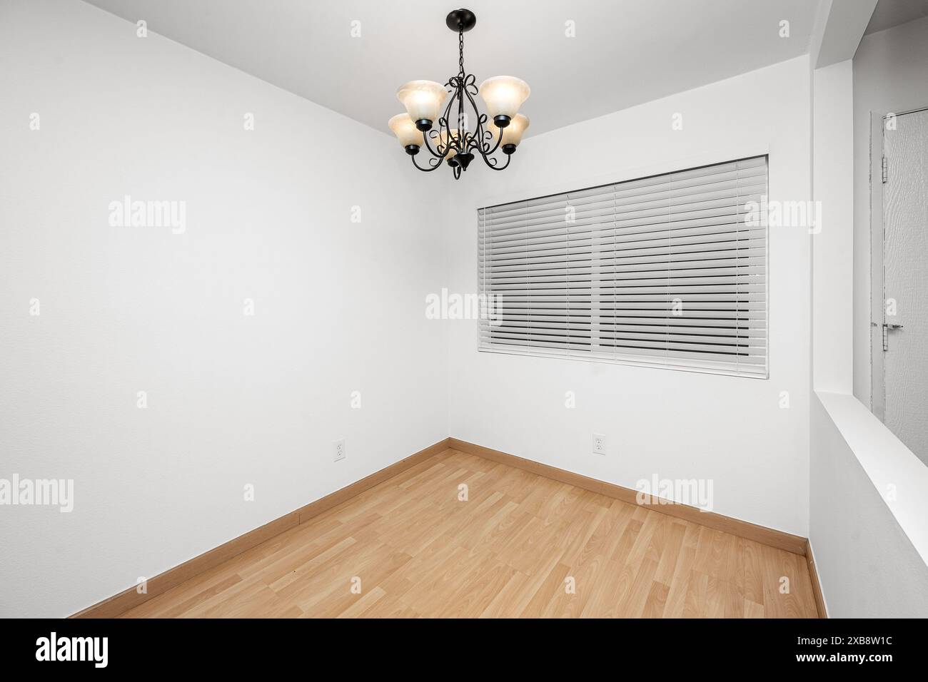 Ein Kronleuchter hängt in der Mitte eines Raumes Stockfoto