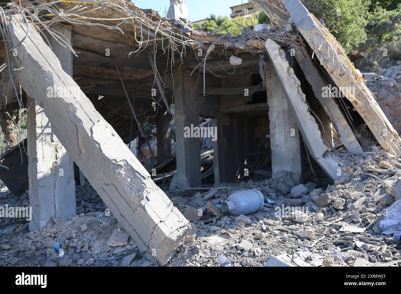 Schebaa, Libanon. Juni 2024. Dieses Foto zeigt ein Gebäude, das am 10. Juni 2024 durch einen israelischen Streik in Shebaa, Libanon, zerstört wurde. Quelle: Taher Abu Hamdan/Xinhua/Alamy Live News Stockfoto